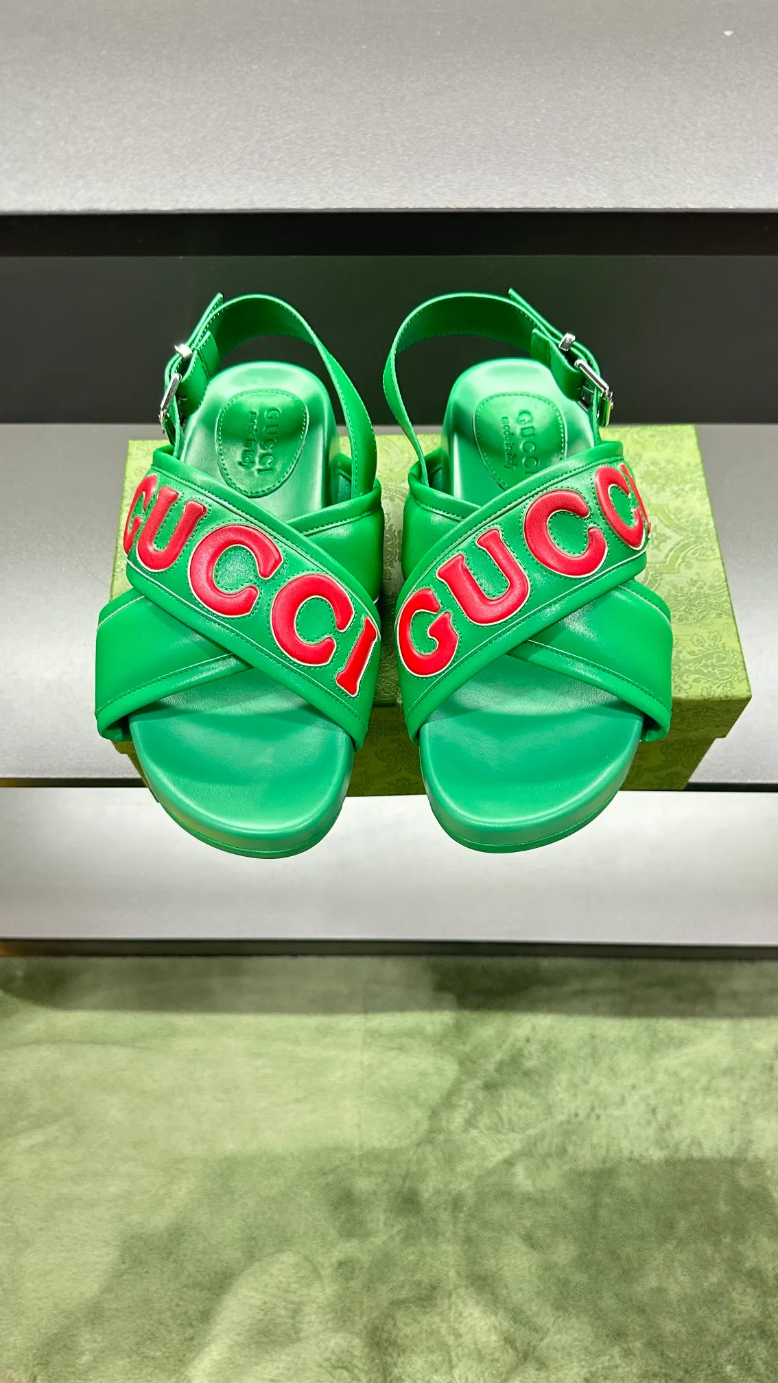 [G Family Couple Style] P: 320💰Female size 36~40 Men's size 39~45, (46. Custom-made GG slippers for men and women. This slipper is made of GG polyester fiber and is decorated with a Gucci label on the front, which adds a striking logo feel to the style. Beige GG recycled polyester fiber, same size for men and women, leather trim
